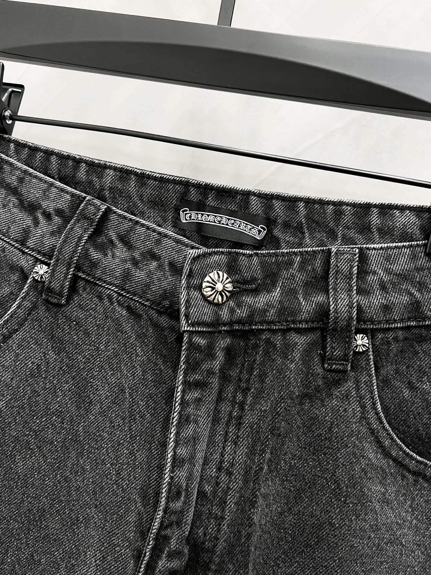 P240 Style number: [M929] Chrome hearts & Chrome hearts 25ss blue leopard print cross patch leather jeans Chrome hearts’ logging pants are here! ! ! CH Croix Heart Double Knee Cross Patch Leather Bo1 Style Logging Pants Straight-leg Work Pants B136 Croix Heart Cross Sanskrit Overalls Price 24W Level, patchwork cross pattern embellishment, high-waisted washed jeans! ! Absolutely high-end luxury products, 1.9W level god-level single products, super popular products, made by top heavy industry, not to be missed. About Zangyin, this is an extremely luxurious fashion brand, which can also be called the nobles of the high street. It has always been an exclusive brand of some hipsters or rich second generation. Compared with ordinary high streets, it is more luxurious and noble. Compared with luxury brands, it has a more fashionable personality and has always been a brand that I have a special liking for. Imported yarn is custom-woven into a high-density twill canvas, which ensures a crisp silhouette while also making the fabric feel very delicate. It follows the B01 classic silhouette, with a crisp and stylish upper body. The ready-made garments are stone-milled and fermented, so they can be matched with any style. Buttons and zinc-brushed washables are genuine YKK retro metal products. Double-layered canvas on the front. Perfect details. All hardware is perfect. Size: 30-32-34-36 Color: Black pants, blue and white leather